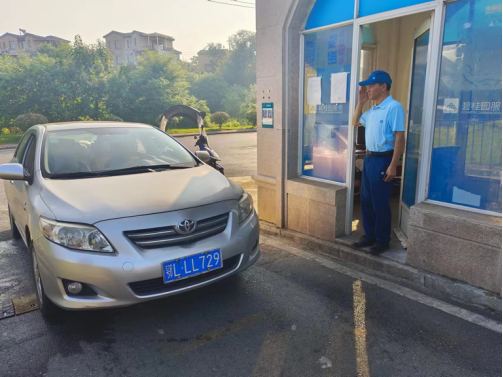 暖心相助—门岗伸出援助之手，救人一命