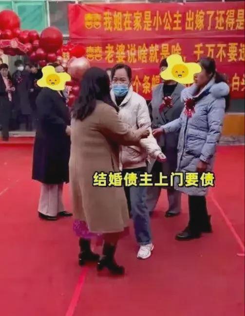 女子婚礼多名债主上门讨债，把新郎给气得不行