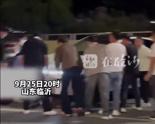 临沂女子被压车底，众人合力抬车施救