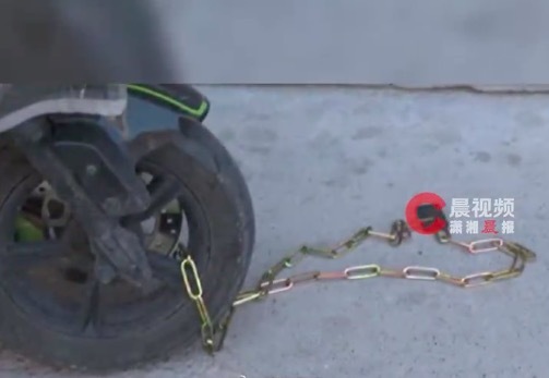 外卖骑手强闯小区被物业锁车 物业:骑手不听劝阻强行骑车进入小区配送,而且态度还很恶劣