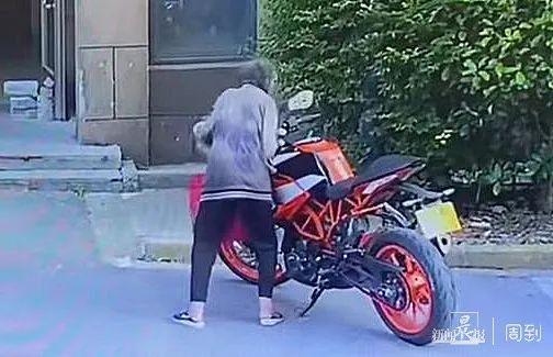 推倒摩托车老人去世后车主仍索赔：不能让他们觉得 拿老年人没有办法