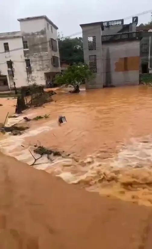 廣西北流暴雨引發(fā)滑坡 洪水致多地受災(zāi)
