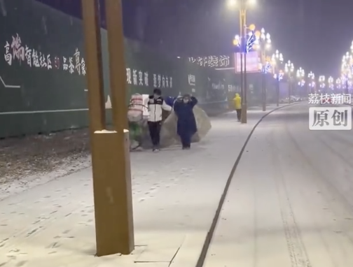 風(fēng)雪中夫妻讓大姨搭車(chē)被塞了50元 善舉引發(fā)溫暖回應(yīng)