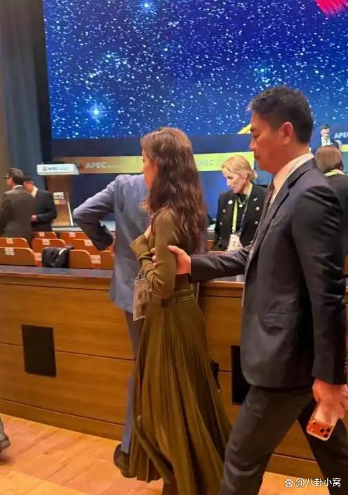 刘强东与章泽天被抓拍 自嘲“没了自信” 土味营销引争议