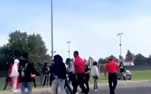 美国一高中附近发生暴力冲突：保安试图分开人群，被流弹击中头部