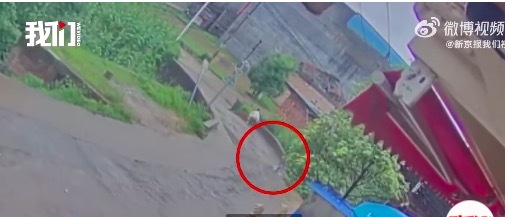 小女孩騎車落水被沖走 男子跳河急救 
