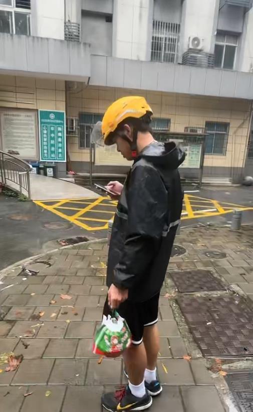 运动员高考完送外卖挣钱买贝斯：自力更生追梦音乐