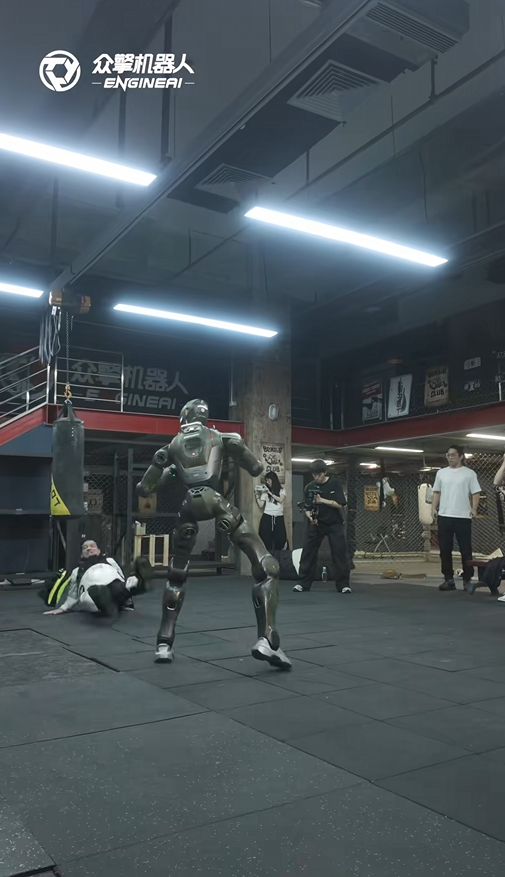 眾擎T800人形機(jī)器人踹翻自家CEO 引發(fā)網(wǎng)友熱議
