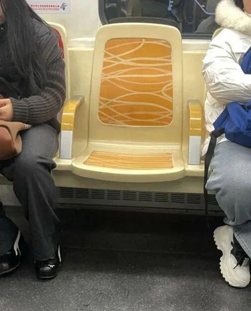 你希望地铁都能实现1人1座吗 成都地铁新座椅获赞