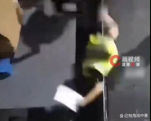 工人踩到活动板致查货女子掉入夹缝 安全隐患引关注