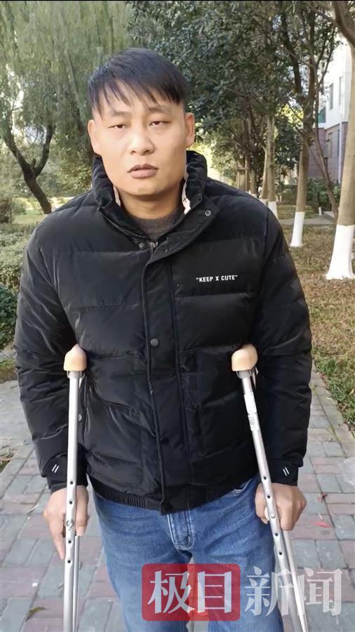 被逆行宝马司机掌掴的拄拐男子：还手就是互殴了 我懂法 不会私了！ 