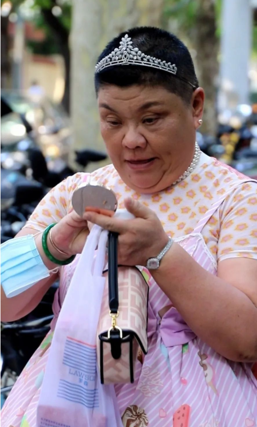 上海网红安福路小公主接代言板寸胖阿姨背后故事