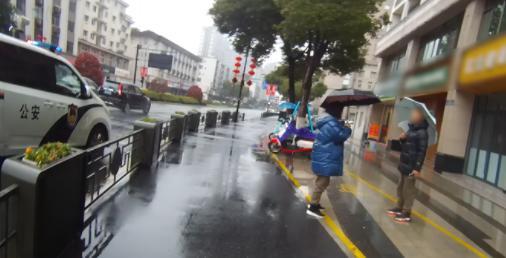 手机丢失后女子街头痛哭：是我唯一的念想啊！感谢这个城市