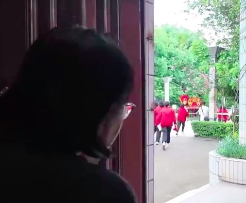 不愿道別,！高考后張桂梅又一次躲到門后