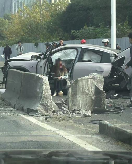 蔚來(lái)客服回應(yīng)汽車(chē)撞石墩致車(chē)體斷裂 事故現(xiàn)場(chǎng)驚人一幕