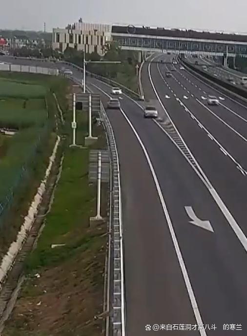 女子回应高速逆行去充电 拿命在充电