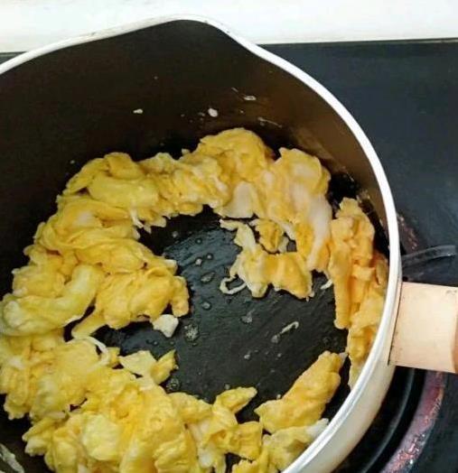 家常青菜炒鸡蛋，老公吃到碗底朝天，营养翻倍藏秘密