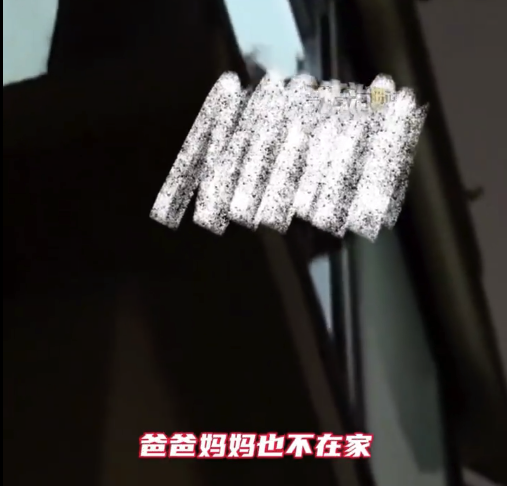 女孩被锁家里开窗哭喊饿求助路人 发布者回应
