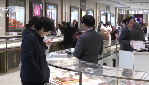 黄金价格高位震荡 年轻人爱买小吊坠细手链等金饰