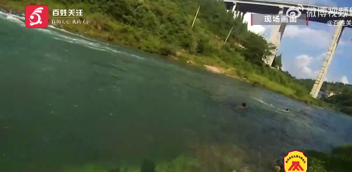 用生命诠释了凡人善举！见义勇为英模湍急河水中托起少年