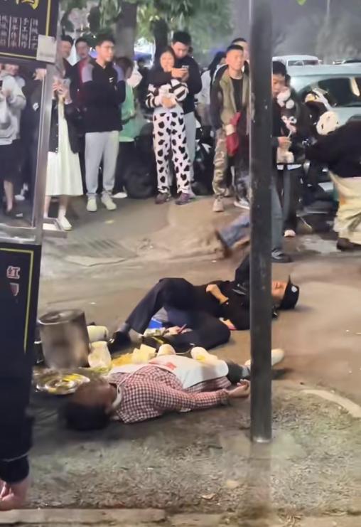 网传城管遭摊贩推车砸到 当地：警方介入调查