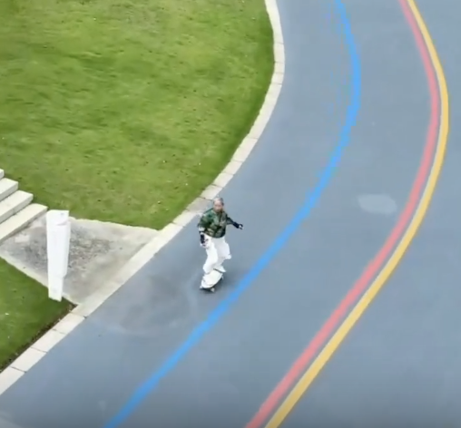 68岁母亲跟着女儿学滑板3年 心情开朗喜交友