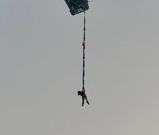 男子爬山因恐高腿软报警求助 消防暖心救援