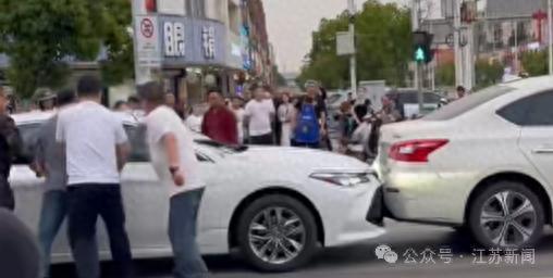 司机等红灯昏迷 众人合力砸窗救人