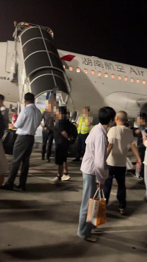 湖南航空一航班落地长沙后客舱冒烟 航司:旅客充电宝出现明火,及时扑灭,无人员受伤