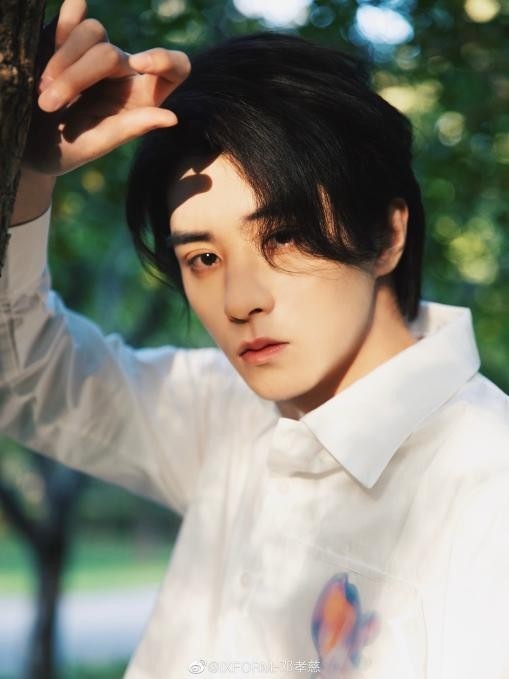 IXFORM-邓孝慈签约海西传媒 新程启航奔赴热爱