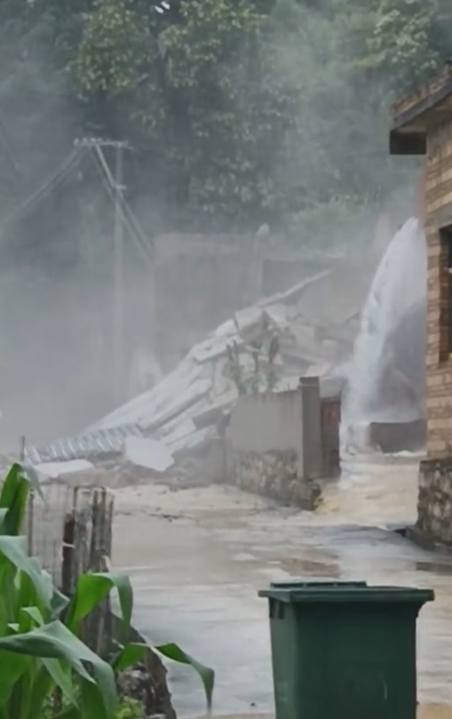 官方回應(yīng)兩層高民房瞬間倒塌 降雨引發(fā)滑坡