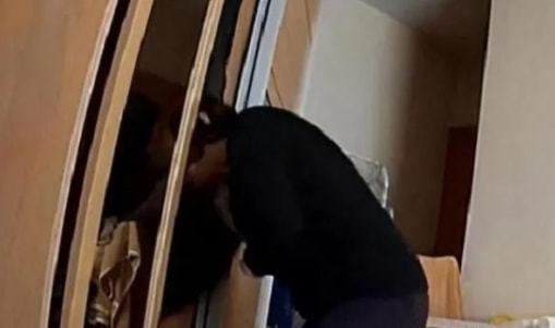 女子去工地探班丈夫 掀错帘帐睡错床被25岁小伙性侵