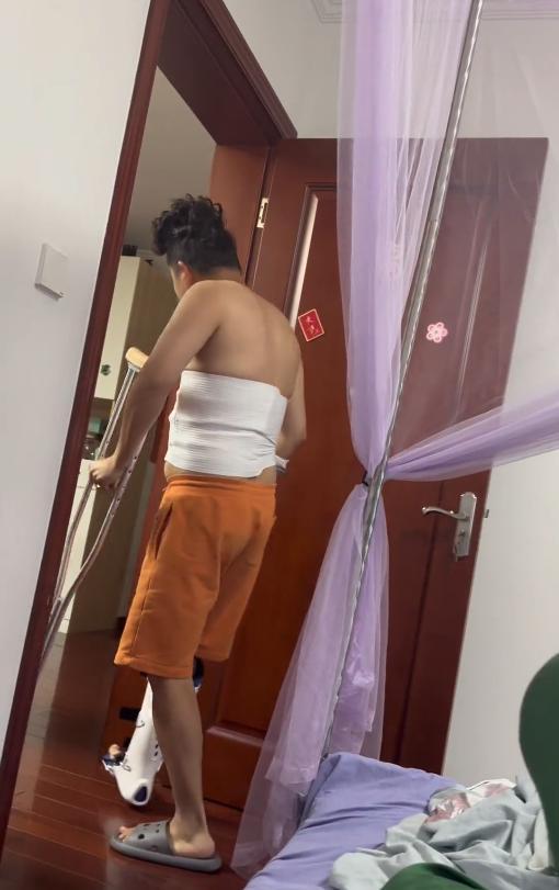 男子受伤让快递上门遭怼 “看看哪条断了”