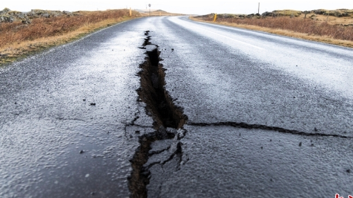 频繁地震导致大地出现裂痕冰岛宣布进入紧急状态