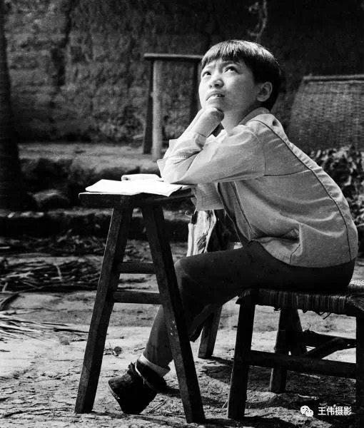 无手无脚女老师穿坏百双布鞋求学