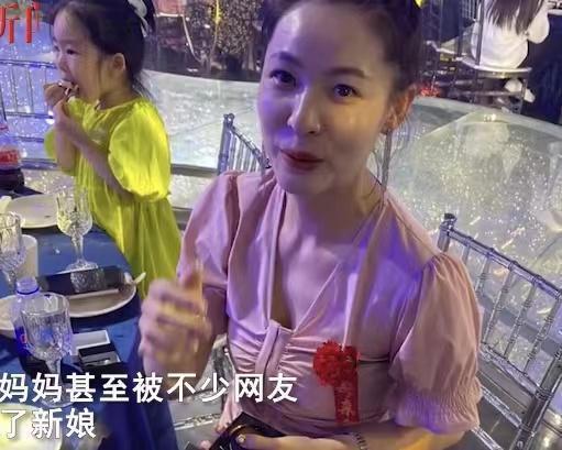新人结婚妈妈被认成新娘 身材苗条皮肤白皙笑意盈盈