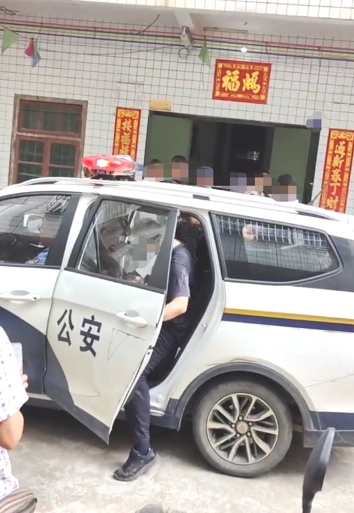 湛江一男子入室抢劫被抓：骑摩托车尾随女子入室抢劫遭邻居围堵