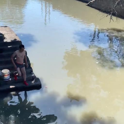 苏州一顺丰小哥跳河救人