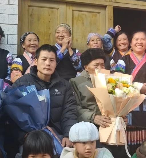 贵州乡亲拉横幅迎接“刀疤哥”回家