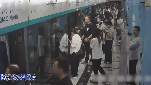 惊险又暖心！女孩早高峰晕倒原是空腹惹的祸