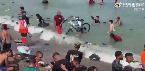 数千名从摩洛哥游泳出发的非法移民 有人扛着自行车游泳上岸