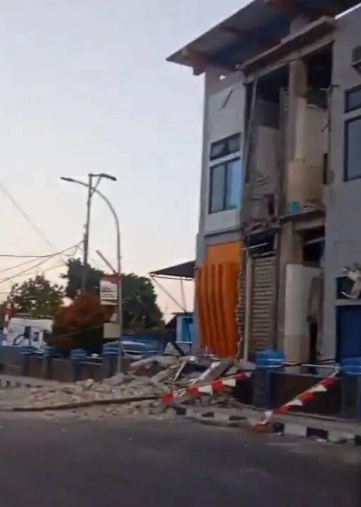 中国游客亲历印尼强震头撞墙出血 地震引发海面漩涡船只侧翻