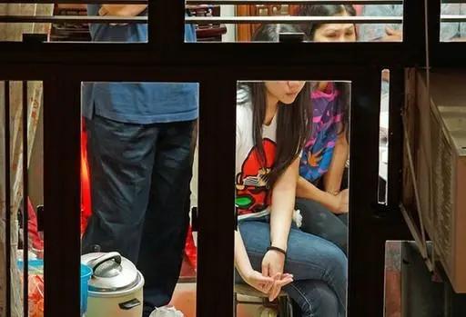 女子家窗外现无人机悬停疑遭偷拍 当事人：半夜出现不太正常