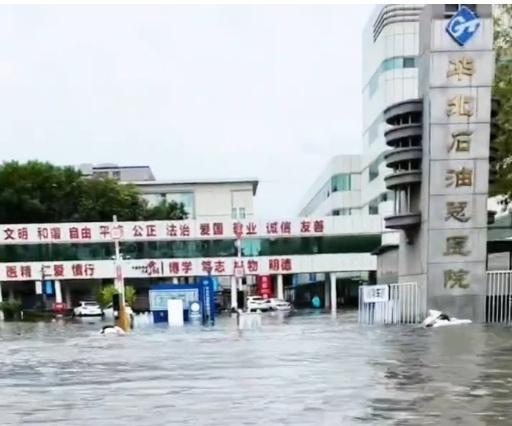 医院回应因大雨被淹：就诊未受影响，摆渡车确保就医畅通