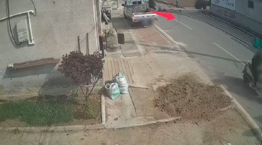 老人被两轮车撞倒后又遭三轮车碾压：医院正在救治，前车司机涉嫌逃逸，后车司机已到案