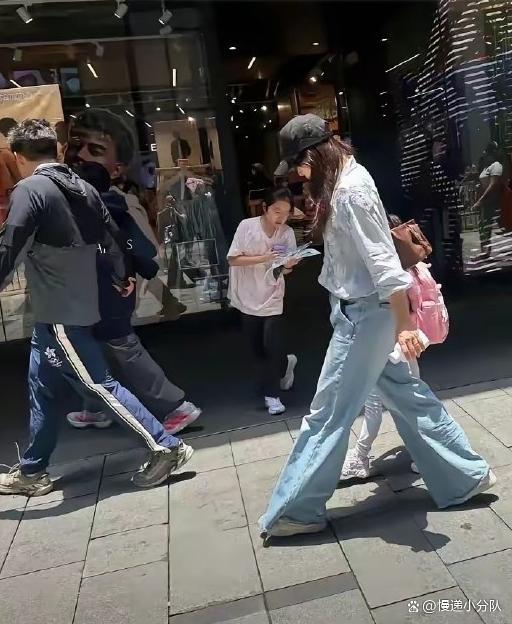 郭晶晶大女儿边走路边看书 亲子陪伴显珍贵