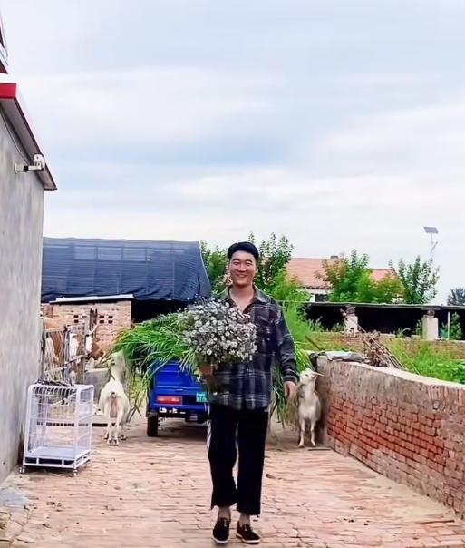 或许这是爱情的模样！丈夫割草时特意采野花送妻子 网友：嫁给爱情的样子真美！