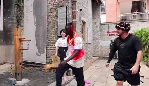 世界第二大网红cos黑皮哪吒：扎丸子头，手持火尖枪