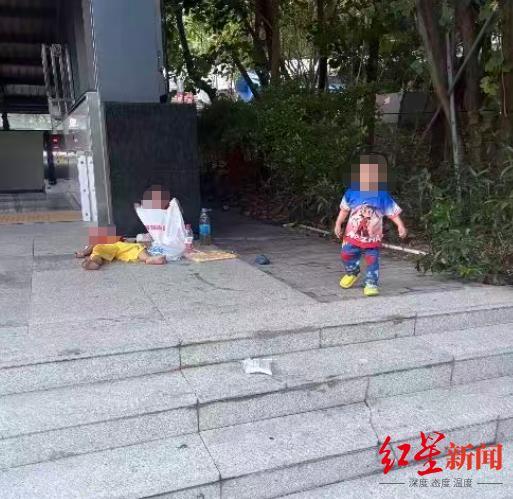 妇联回应3孩童坐躺在地铁站口无人陪