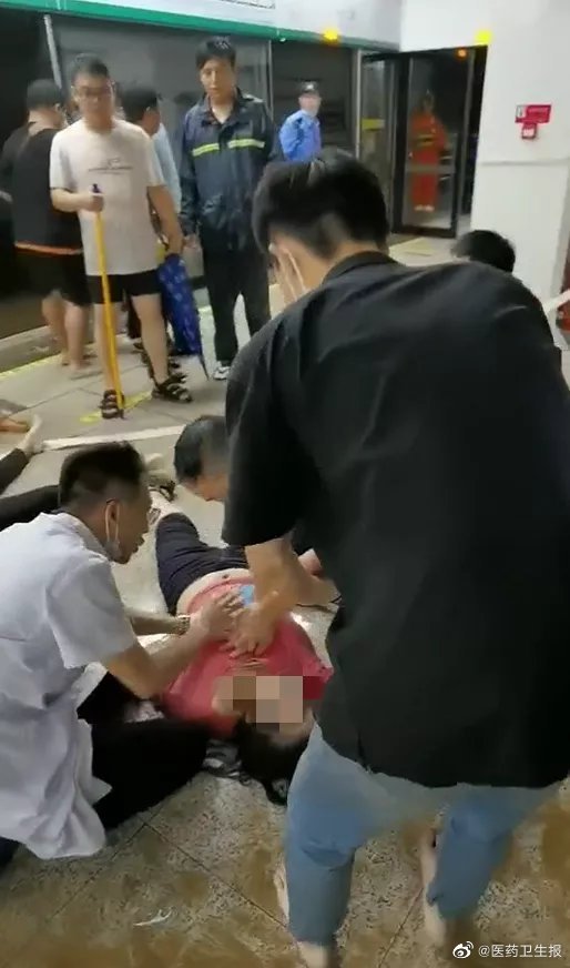 郑州5号线跪地救人的试工医生 被医院直接录用